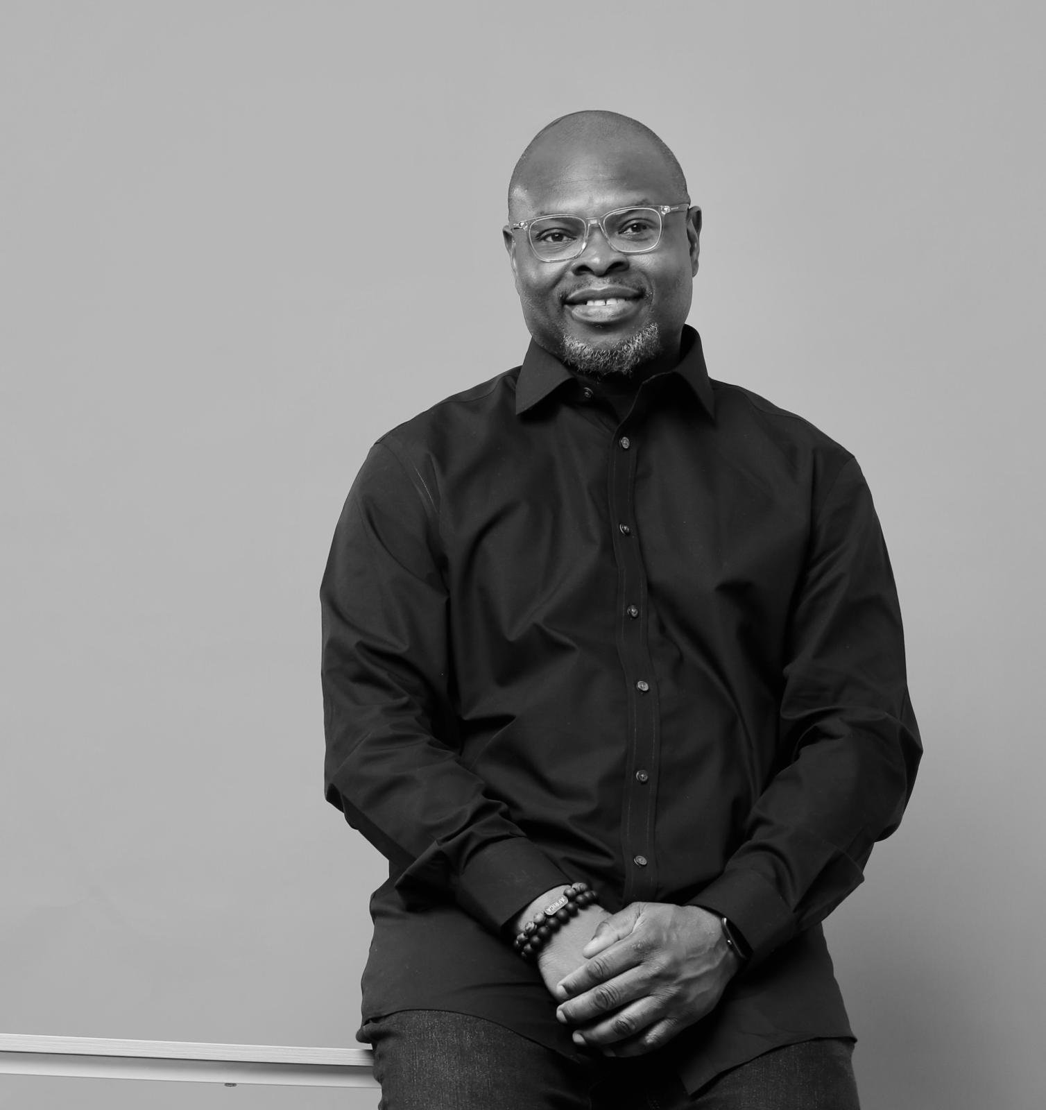 Portrait de Toye Olayinka, souriant